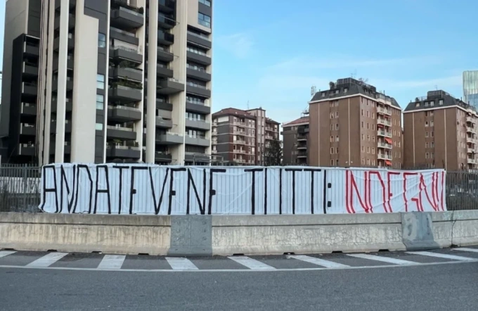 Milan, striscione della Curva Sud: “Andatevene tutti: indegni!”