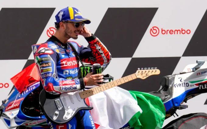 Marc Marquez cade, Bagnaia ringrazia e vince