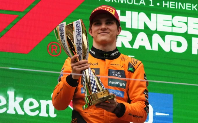 Piastri vince il GP di Cina, squalificate le due Ferrari