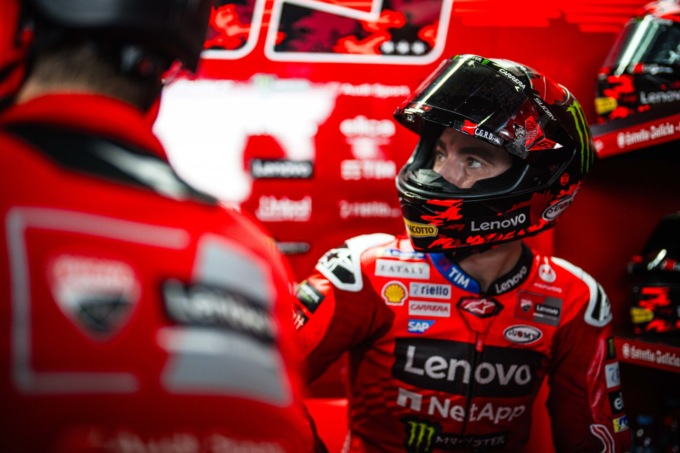 Bagnaia non si arrende: “Marquez in fuga, devo cambiare passo”