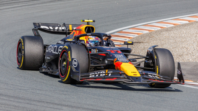 La Red Bull sfreccia per le strade di Tokyo