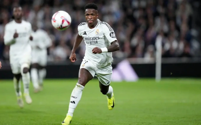 Vinicius fischiato. Roberto Carlos: “Qui bisogna sempre vincere”