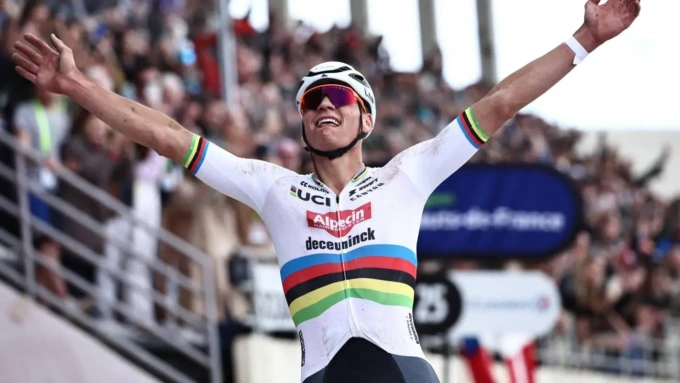 van der Poel vince la Parigi-Roubaix 2025