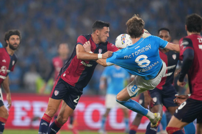 Il Napoli è campione d’Italia: 2-0 al Cagliari, l’Inter vince a Como ma non basta