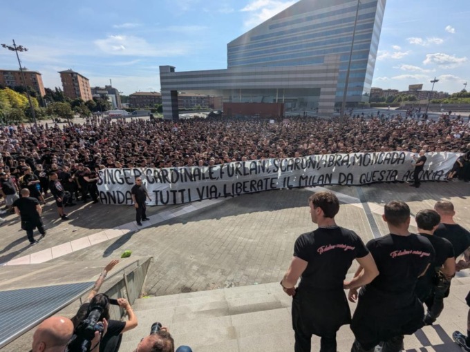 Contestazione a Casa Milan: cori su Cardinale, Furlani e Scaroni