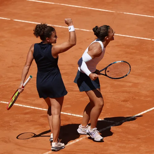 Errani e Paolini in finale nel doppio, battute Schneider e Andreeva