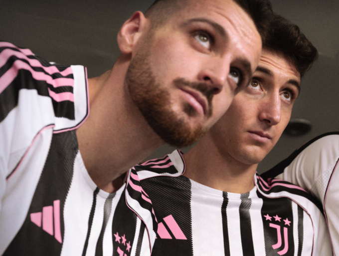 La Juventus presenta le nuove maglie per il 2025/26