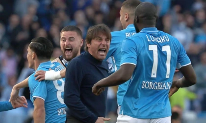 Il Napoli espugna Lecce e si conferma al primo posto in solitaria