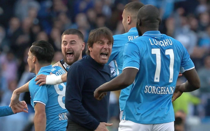 Il Napoli espugna Lecce e si conferma al primo posto in solitaria