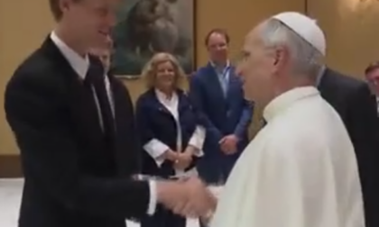 Sinner incontra Leone XIV: in regalo una racchetta per il Papa