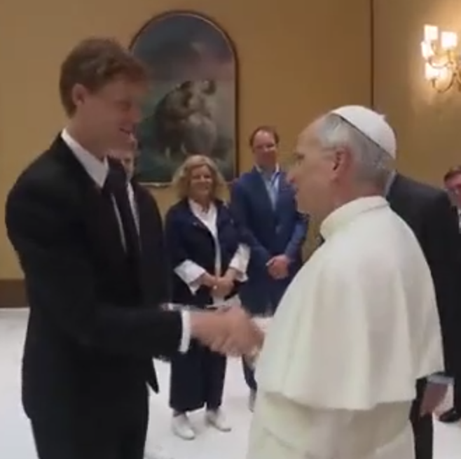 Sinner incontra Leone XIV: in regalo una racchetta per il Papa