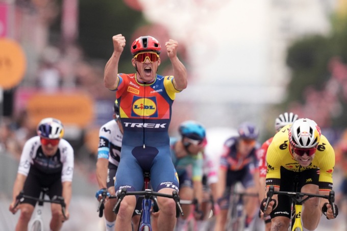 A Tirana la prima cronometro del Giro dopo il successo di Pedersen