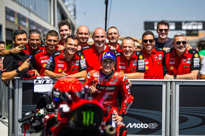 Marc Marquez domina, Alex e Bagnaia completano il podio