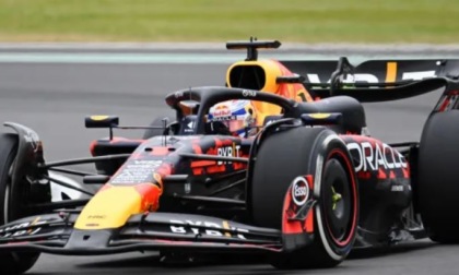 Verstappen pole mostruosa, Ferrari deluse in terza fila