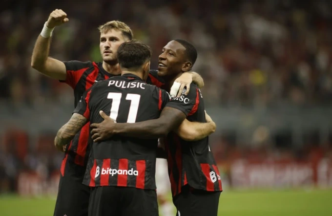 Il Milan in 10 batte il Napoli e sale al primo posto