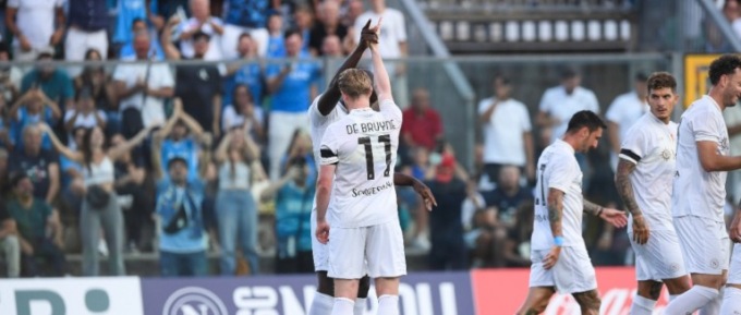 Il Napoli parte bene: 2-0 al Sassuolo con McTominay e De Bruyne