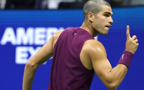 Alcaraz strapazza Lehecka: 3-0 al ceco e semifinale con Djoko