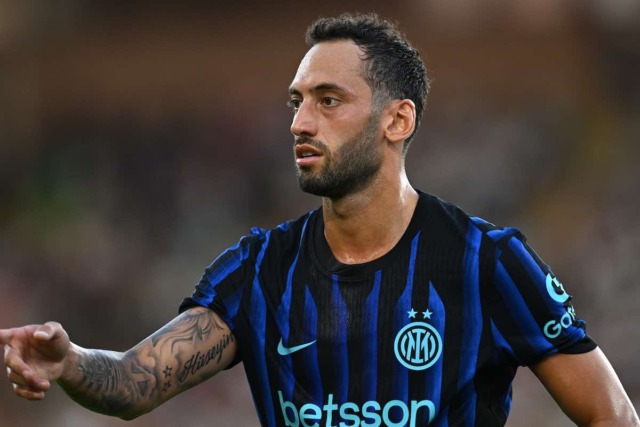 Inter, preoccupa Acerbi. Cauto ottimismo per Calhanoglu