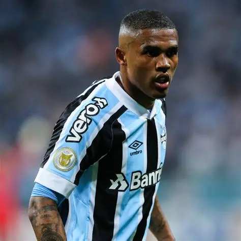 Mandato di arresto per Douglas Costa: il motivo