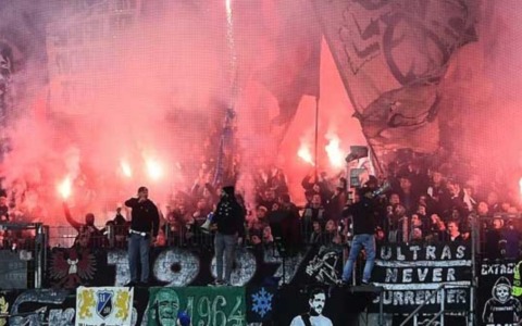 Trasferta di Napoli vietata ai tifosi dell’Eintracht, dura reazione del club