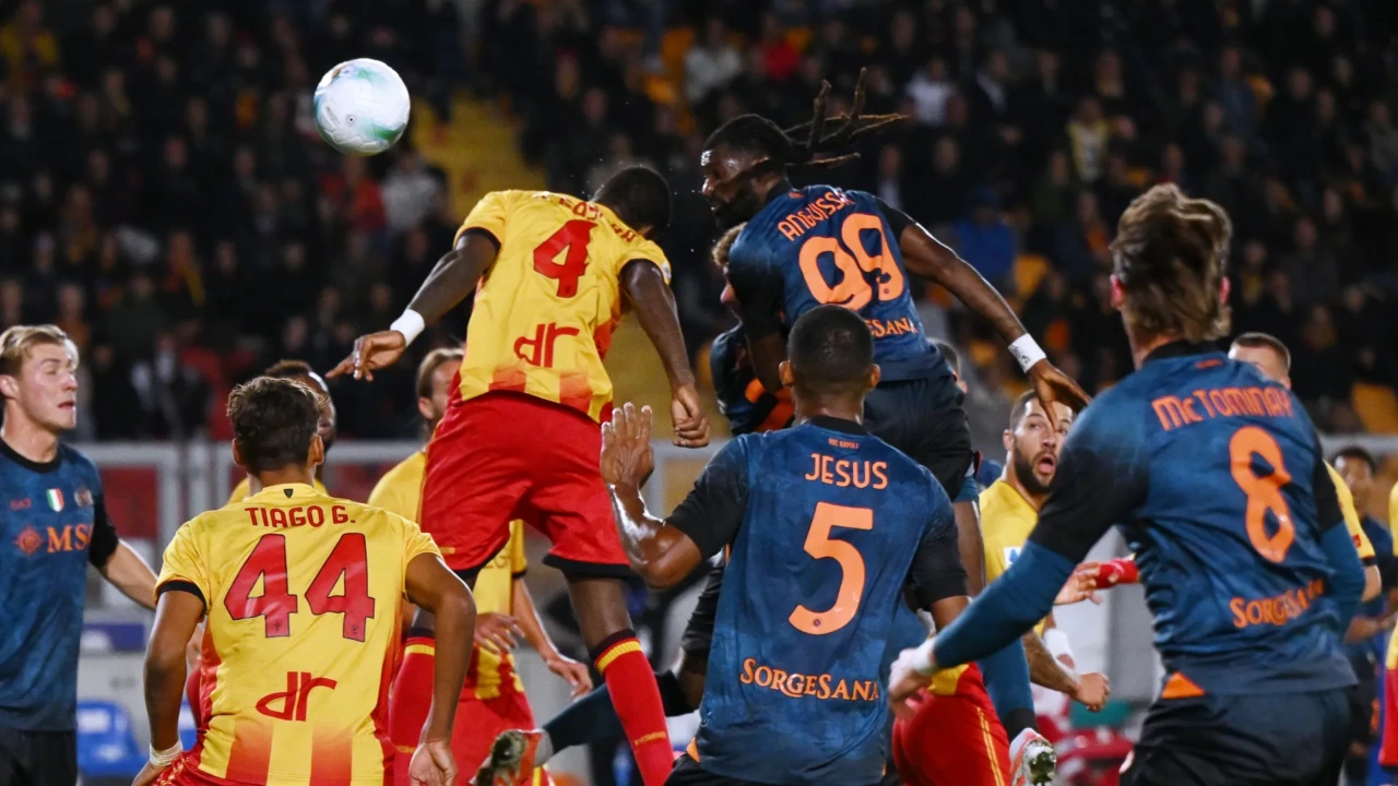 Il Napoli batte il Lecce e resta in vetta alla Serie A