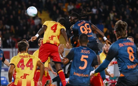 Il Napoli batte il Lecce e resta in vetta alla Serie A