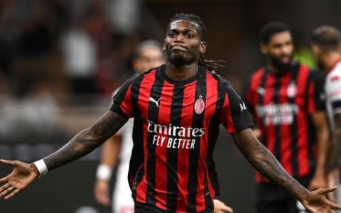 Il Milan batte in rimonta la Fiorentina e vola in testa alla classifica