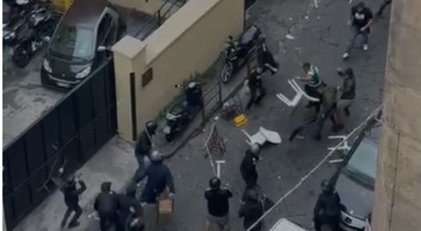Napoli-Sporting, alta tensione: scontri tra tifosi in centro città