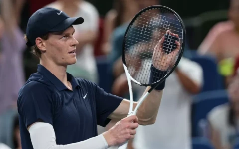 Sinner strapazza Djokovic, in finale contro Alcaraz