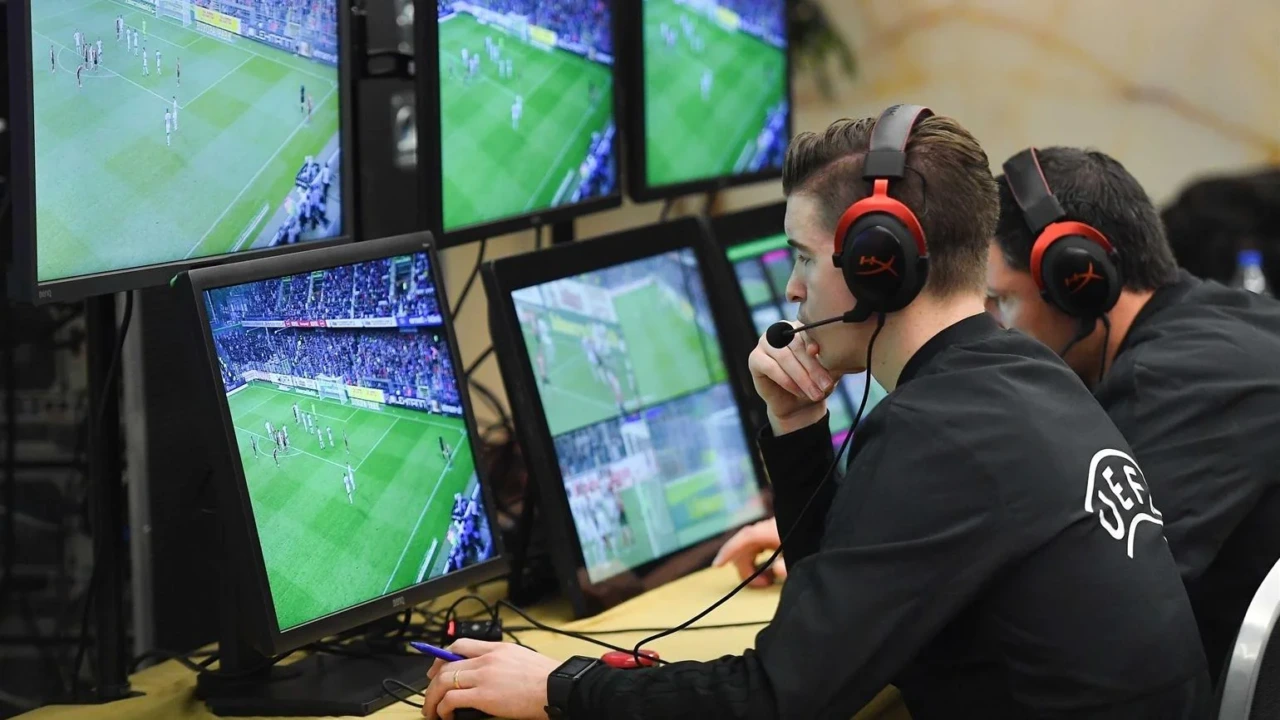 VAR esteso e fuorigioco rivisto: le novità in arrivo dall’IFAB
