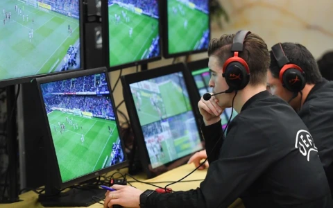 VAR esteso e fuorigioco rivisto: le novitĂ  in arrivo dall’IFAB