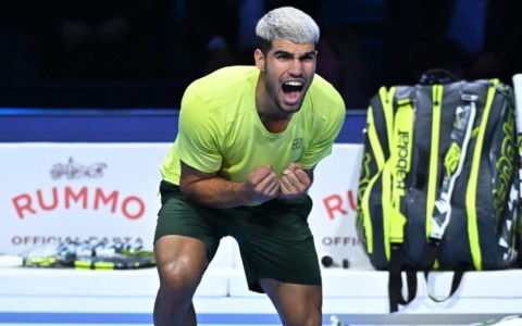 Alcaraz schiaccia Auger-Aliassime e raggiunge Sinner in finale