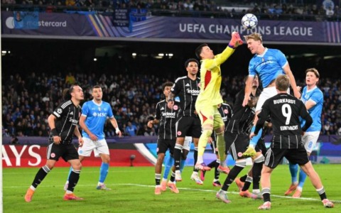 Napoli fermato dall’Eintracht, il pari lascia l’amaro in bocca