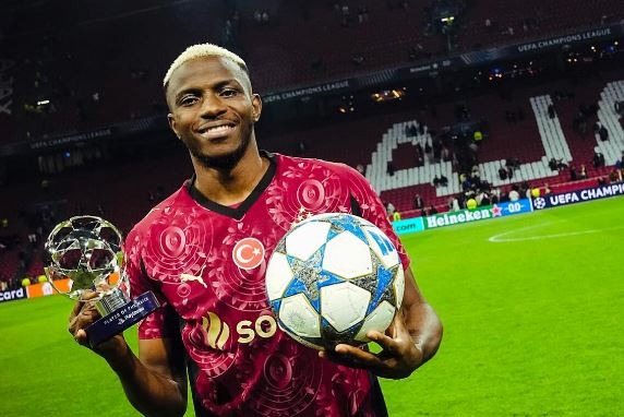 Osimhen: tre gol all’Ajax e capocannoniere di Champions