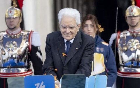 Mattarella accende il braciere olimpico al Quirinale