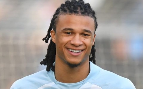 Milan, per la difesa spunta il nome di Aké