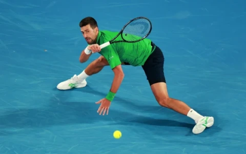 Djokovic avanza al secondo turno, Auger-Aliassime si ritira