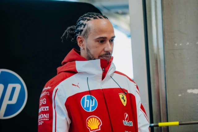 Hamilton promuove la nuova Ferrari dopo i primi test a Barcellona