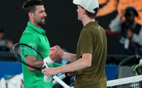 Sinner sconfitto, Djokovic vola in finale con Alcaraz