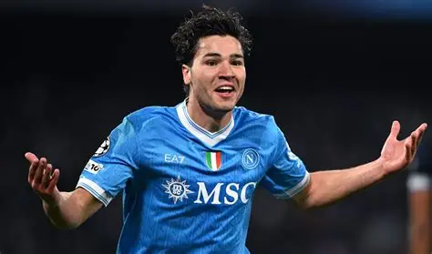 Il Napoli si rialza: 2-1 alla Fiorentina, viola ancora terz’ultimi