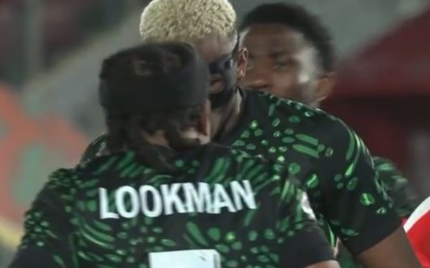 Lite in campo tra Lookman e Osimhen