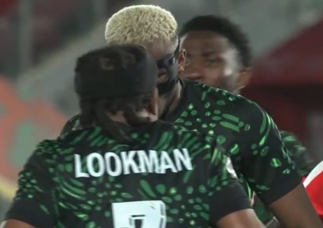 Lite in campo tra Lookman e Osimhen