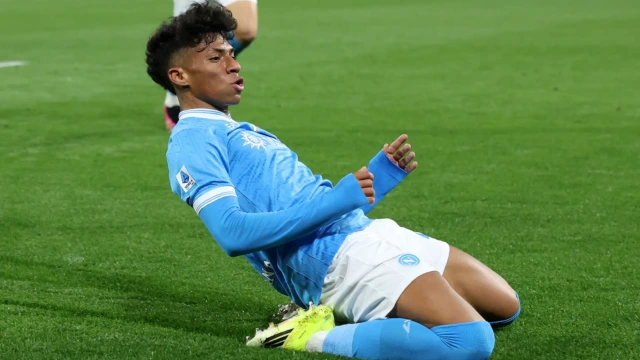 Il Napoli batte il Torino e si porta a un punto dal Milan