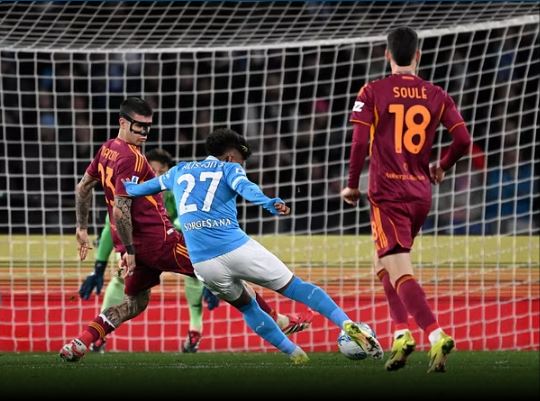 Napoli-Roma, spettacolo, gol e un pari che cambia poco