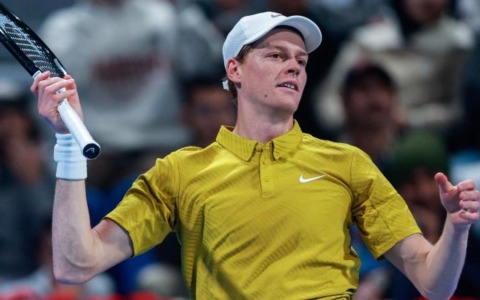 Sinner riparte da Doha: esordio autoritario e rotta su Alcaraz