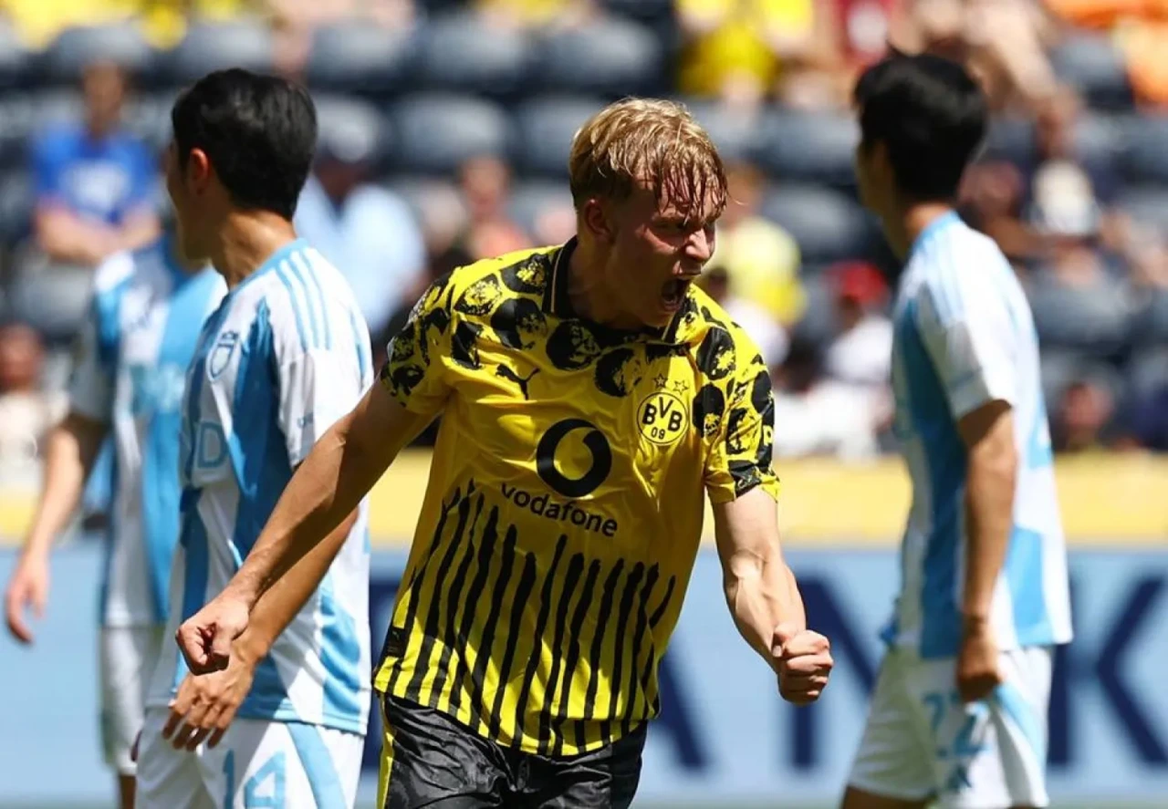 Inter, caccia al nuovo Dumfries: piace Svensson del Dortmund