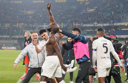 Il Napoli espugna il Bentegodi nel recupero: Lukaku decisivo