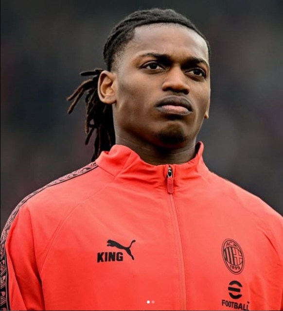 Leao è sempre più un caso: il Milan valuterà offerte