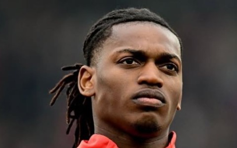 Leao è sempre più un caso: il Milan valuterà offerte