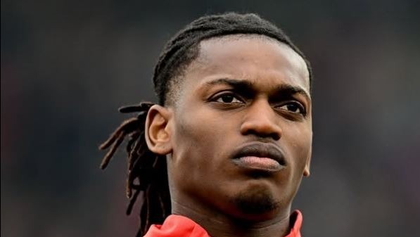 Leao è sempre più un caso: il Milan valuterà offerte